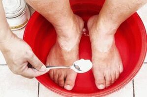 A bath with soda and tar soap will eliminate the fungus on the legs